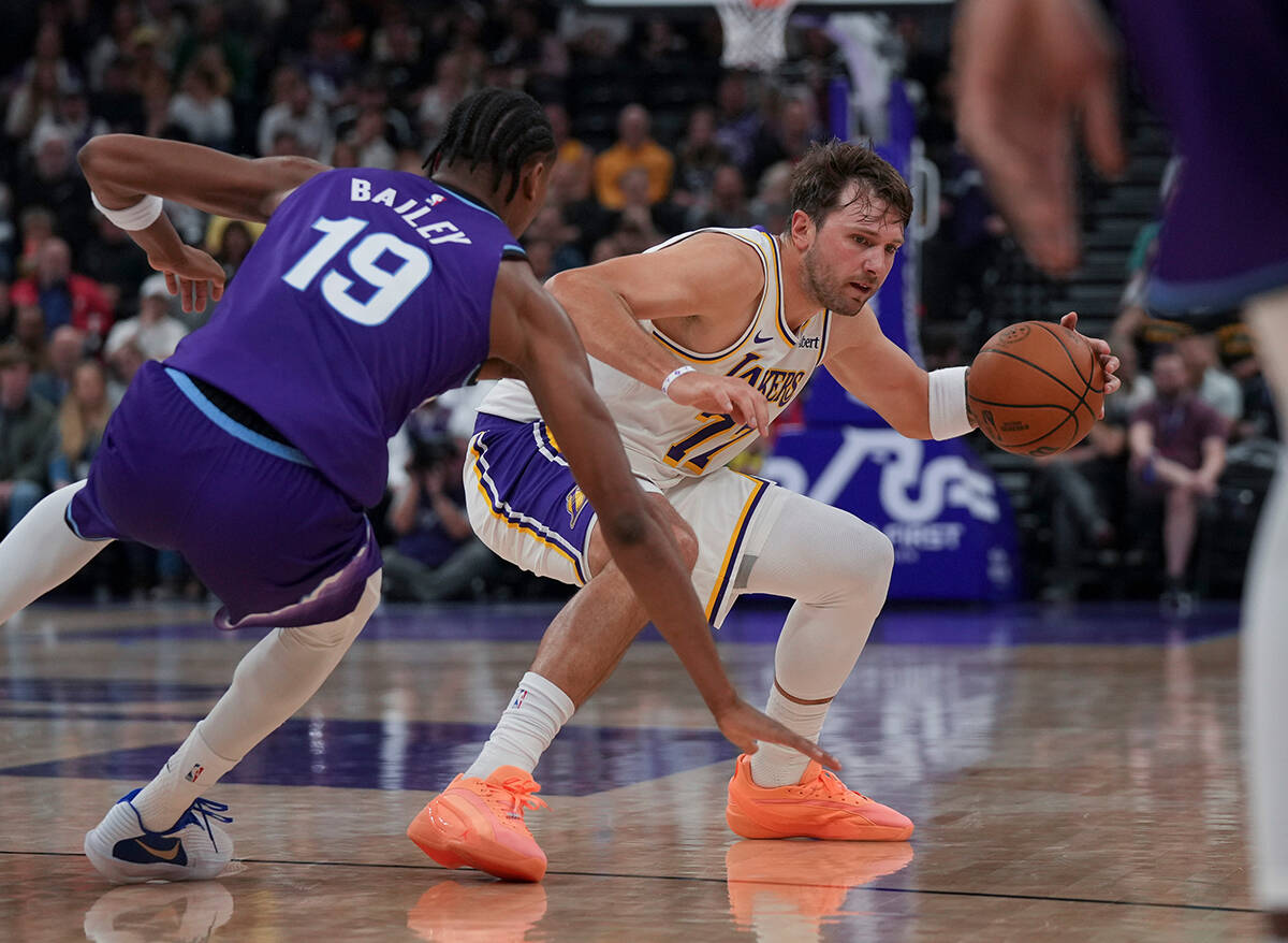 Luka Dončić vodi loptu.