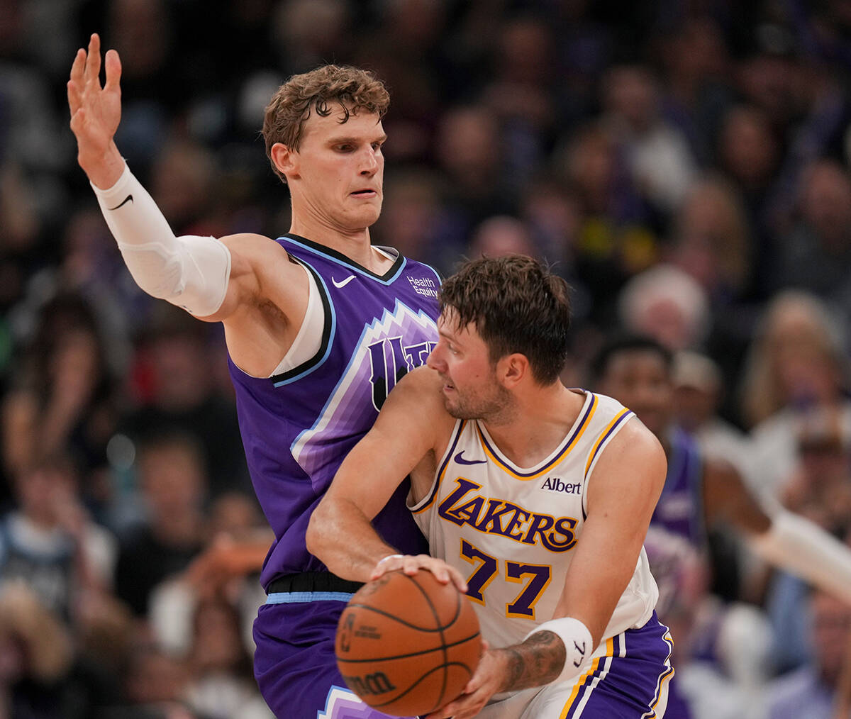 Luka Dončić vodi loptu.