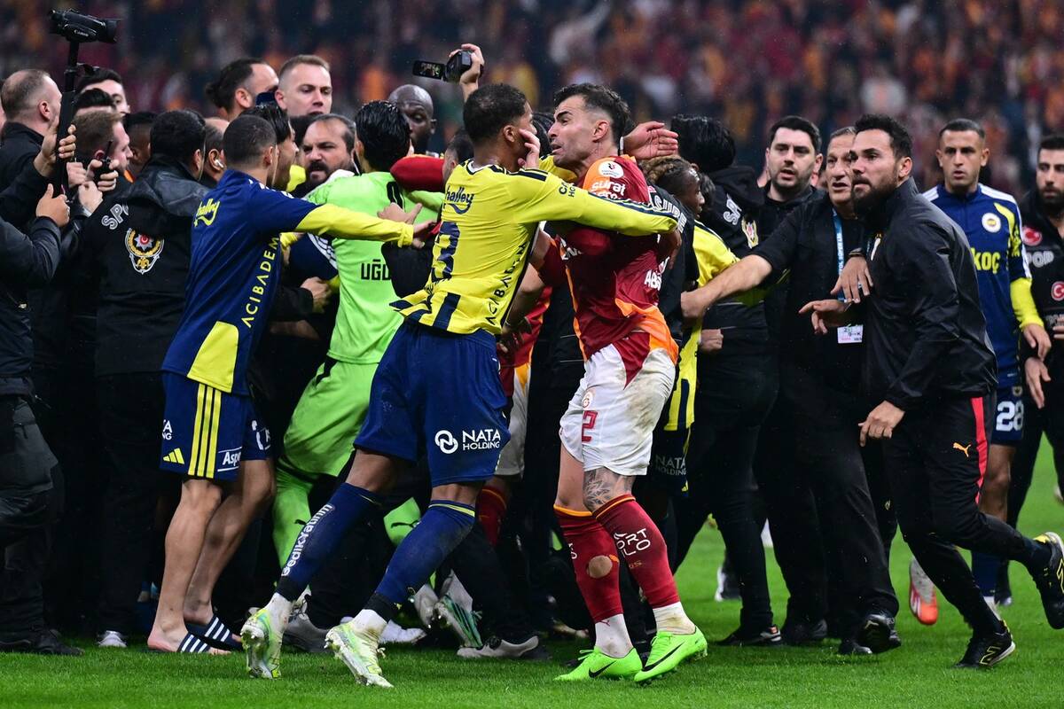 Tuča fudbalera Galatasaraja i Fenerbahčea