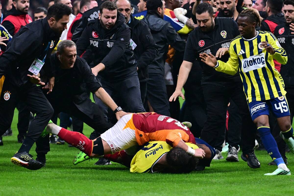 Tuča fudbalera Galatasaraja i Fenerbahčea