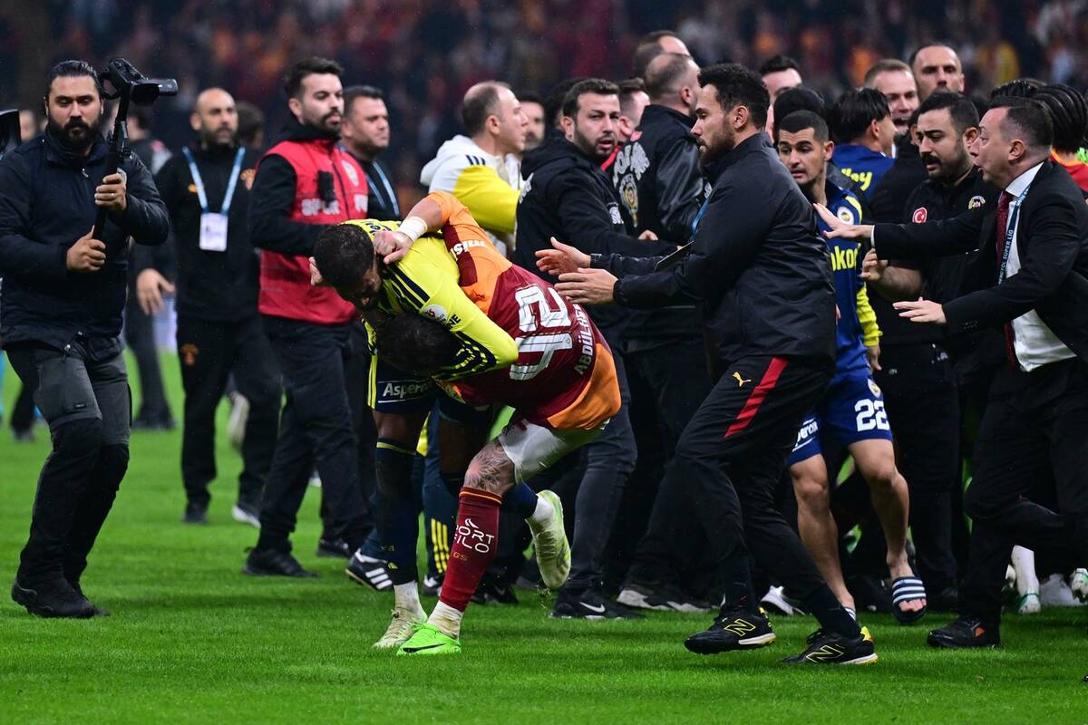 Tuča fudbalera Galatasaraja i Fenerbahčea
