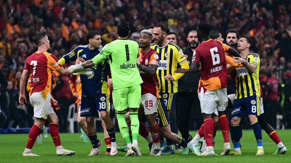 Tuča fudbalera Galatasaraja i Fenerbahčea