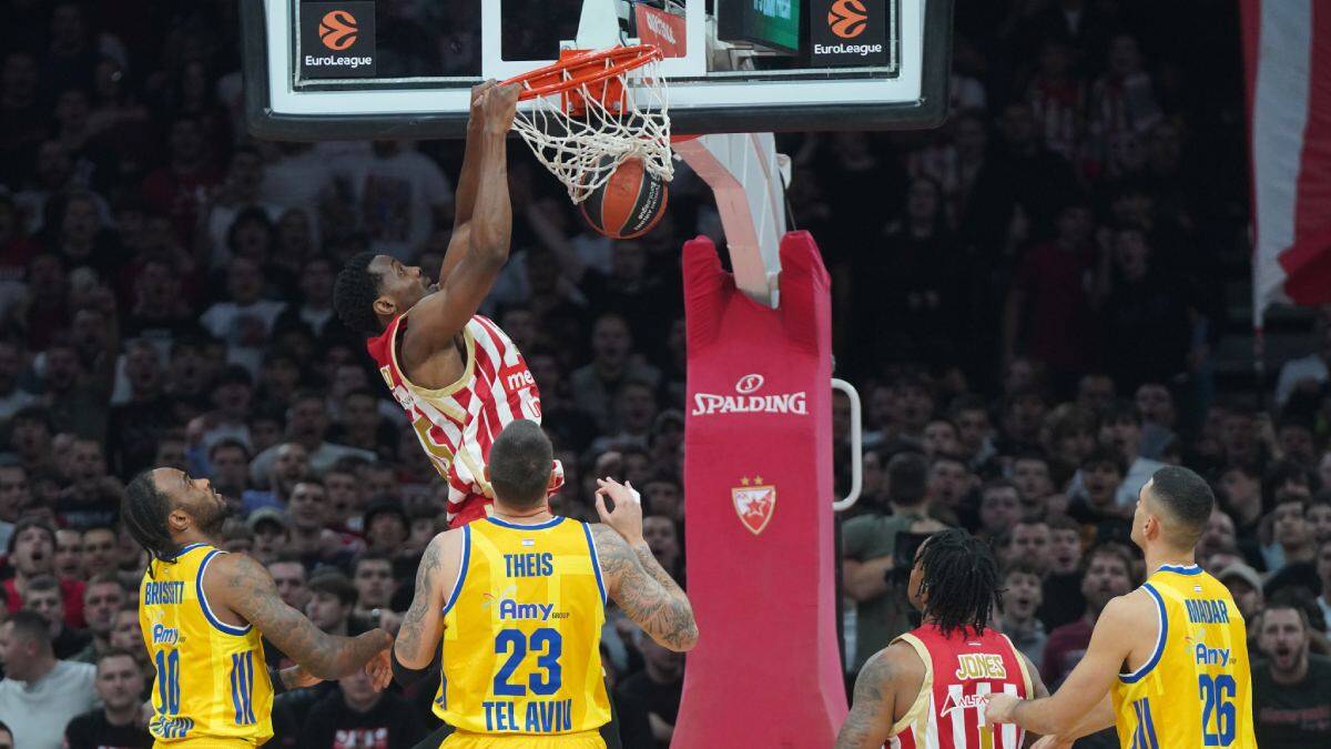 Kristijan Koloko zakucava na Zvezda Makabi
