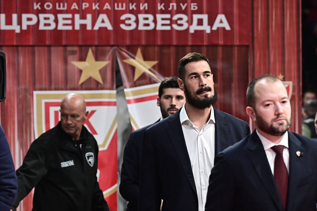 Nikola Kalinić izlazi kroz tunel na meč Zvezda Makabi