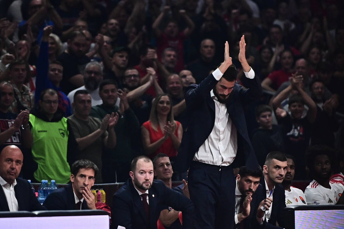 Nikola Kalinić otpozdravlja publici na Zvezda Makabi