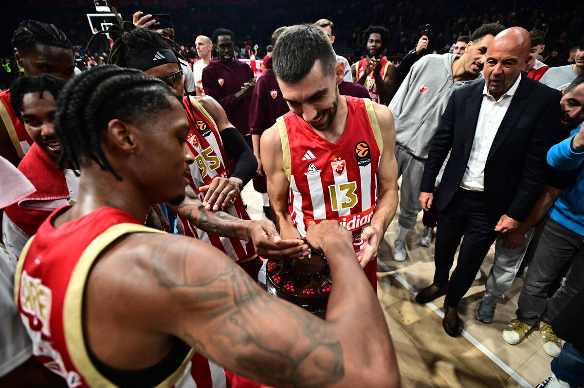 Ognjen Dobrić sa rođendanskom tortom u Areni posle meča Zvezda Makabi