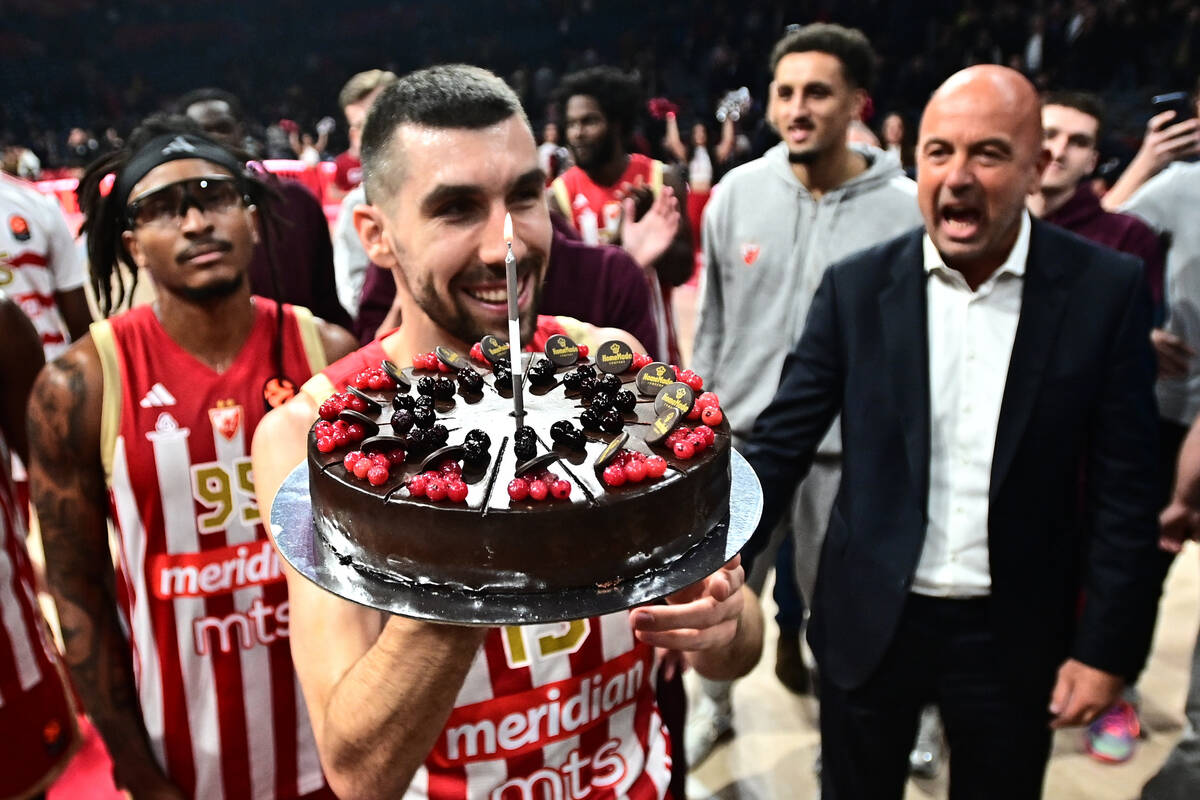 Ognjen Dobrić sa rođendanskom tortom u Areni posle meča Zvezda Makabi