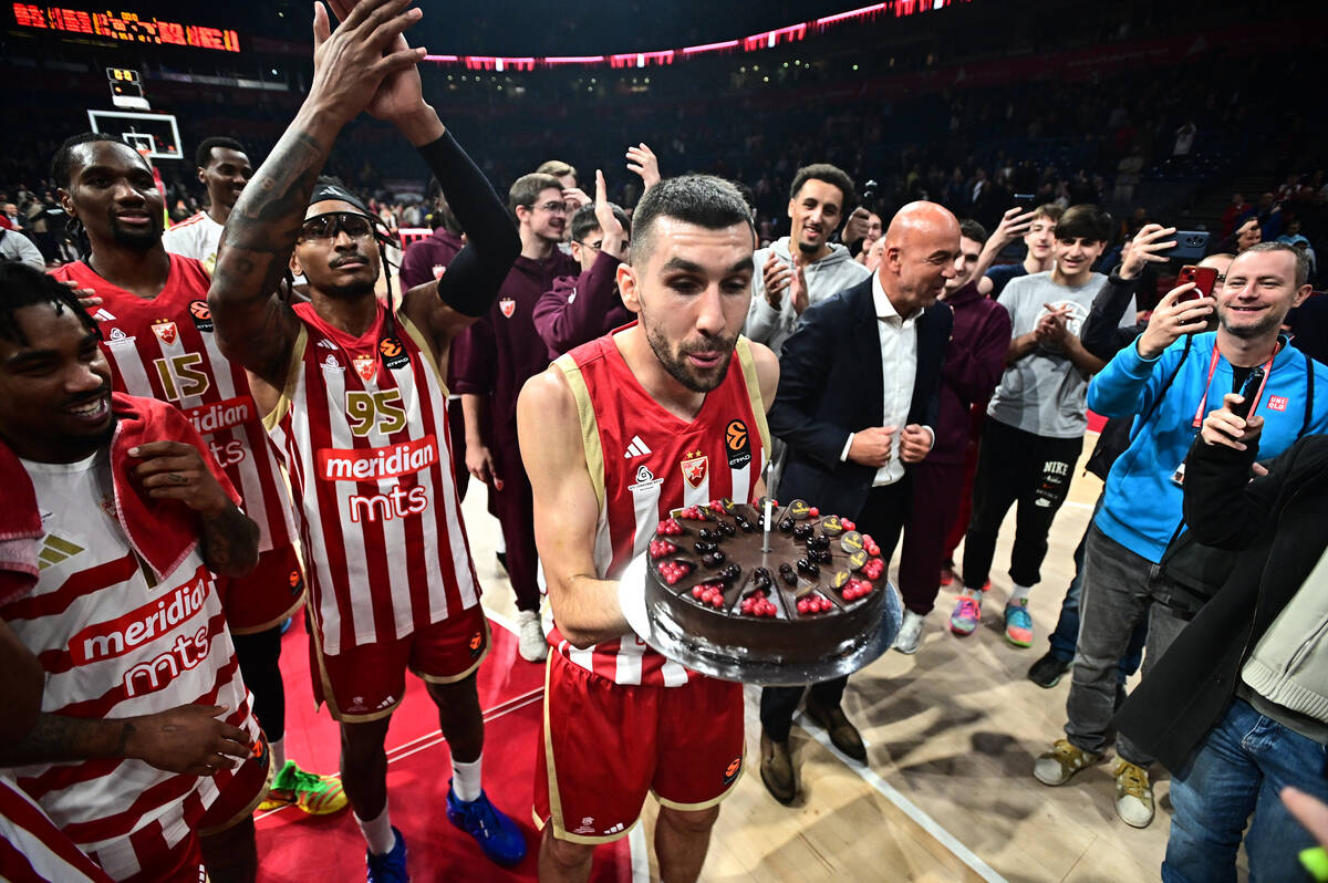 Ognjen Dobrić sa rođendanskom tortom u Areni posle meča Zvezda Makabi