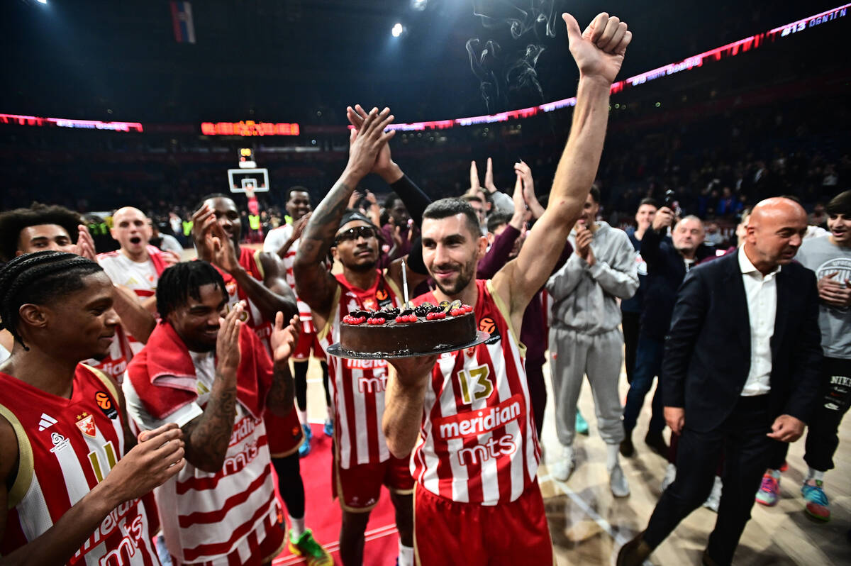 Ognjen Dobrić sa rođendanskom tortom u Areni posle meča Zvezda Makabi