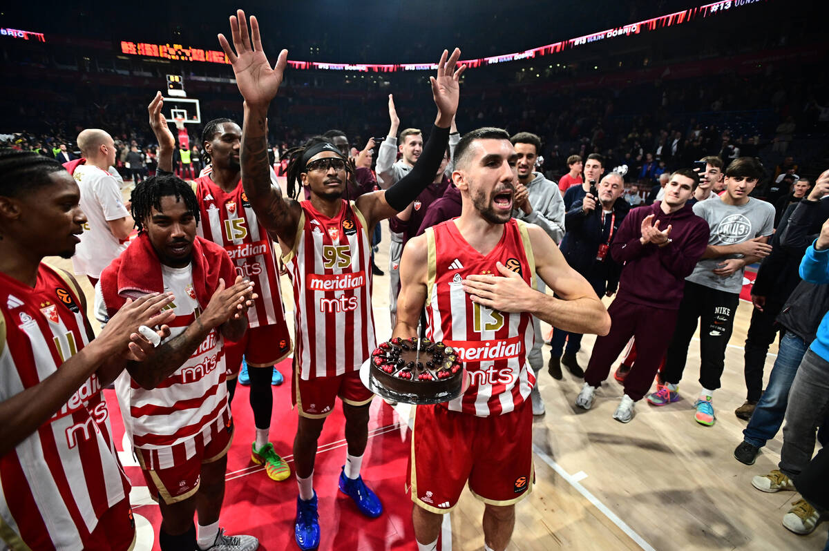 Ognjen Dobrić sa rođendanskom tortom u Areni posle meča Zvezda Makabi