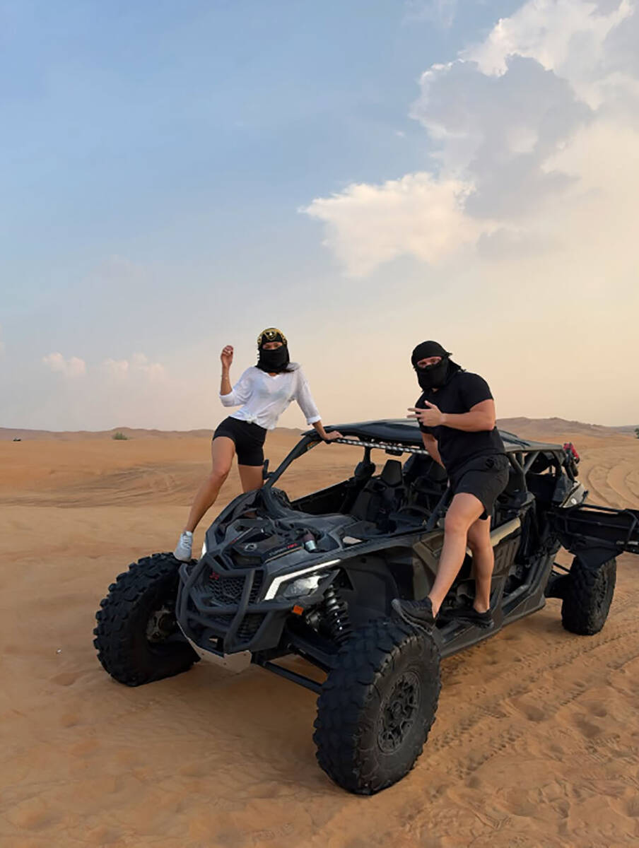 Breskvica i dečko u Dubaiju (1).jpg