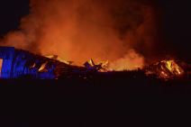 nis pozar magacin gasenje vatrogasci fotografija