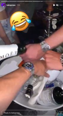 baka prase poliva sat sampanjcem video