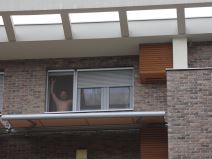 marko miljkovic go na prozoru slavi rodjenje cerke foto