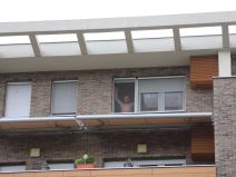 marko miljkovic go na prozoru slavi rodjenje cerke foto