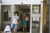 luna i marko u setnji sa bebom