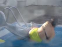 Miljana naskače na delfina u bazenu video