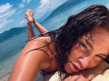 Senida gole grudi prekrila stikerima