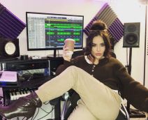 glumica ima koronu simptomi bol