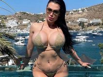 Aleta Oušn u bikiniju