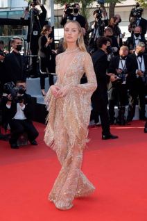 Manekenka Kendis Svonepul u mrežastoj haljini