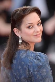 marion kotijar srebrna haljina kan