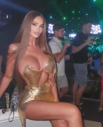 Soraja najdublji dekolte