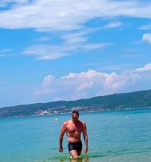 Slavko Beleslin se skinuo i pokazao mišiće