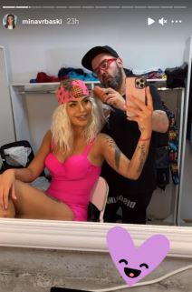 Mina Vrbaški objavila sliku sa plavom perikom 