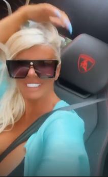 Dara Bubamara u kupaćem u lamborginiju