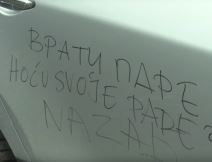 Ispisane poruke na parkiranom automobilu u Obrenovcu