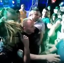 Obezbeđenje udarilo mladića na Rastinom nastupu