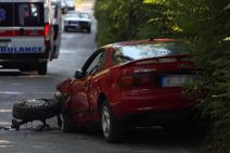 Smrskan automobil u sudaru sa kamionom na Zvezdarskoj šumi