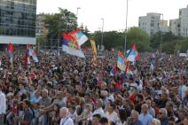 Građani stigli u Podgoricu sa zastavama