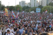 Građani stigli u Podgoricu sa zastavama