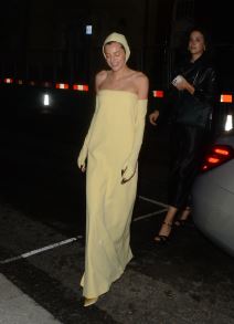 Džilijan Anderson u beloj haljini sa golim stomakom