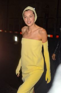 Džilijan Anderson u beloj haljini sa golim stomakom