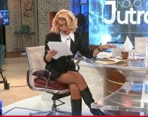 Jovana Jeremić sedi na jastucima