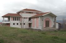 Stravično stanje kuće Esme Redžepove, sve razlupano, na podu krst sa groba