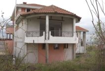 Stravično stanje kuće Esme Redžepove, sve razlupano, na podu krst sa groba