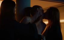 Jadran Malkovič s dve glumice u bazenu u seriji Crna svadba