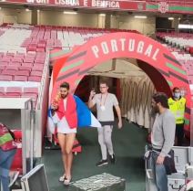 Aleksandar Mitrović slavi pobedu Srbije u gaćama