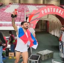 Aleksandar Mitrović slavi pobedu Srbije u gaćama