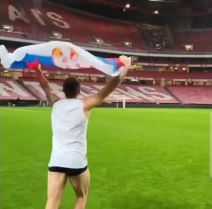 Aleksandar Mitrović slavi pobedu Srbije u gaćama