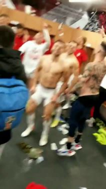 Slavlje u svlacionici (44).png