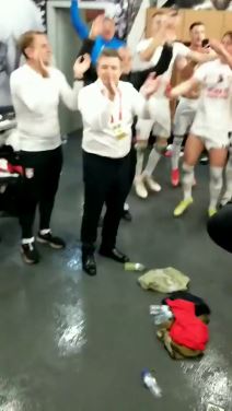 Slavlje u svlacionici (45).png