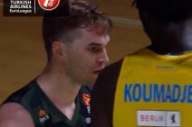 Mario Hezonja zakucavanje 3.jpg