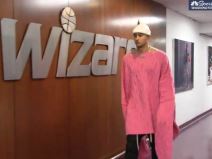 Kajl Kuzma odeća.jpg