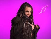 Rijaliti Bar Ivana sa tablom ispred vrata