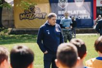 Selektor Dragan Stojković Piksi na treningu Besplatne škole fudbala.jpg